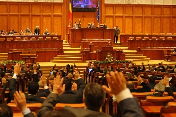 Parlamentul a votat impozitarea tuturor pensiilor speciale din România. Dacă nu va fi contestată la CCR, legea merge la promulgare