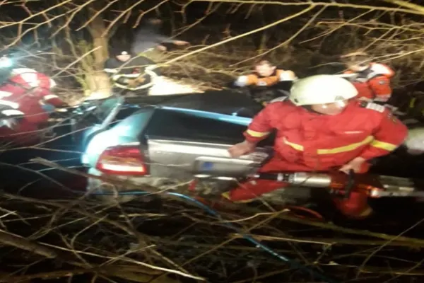Accident teribil, în Prahova! Un tânăr fără permis a intrat cu mașina într-un pom