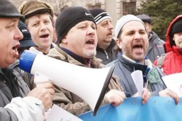 De ce protestează sindicatele în fața Curții Constituționale