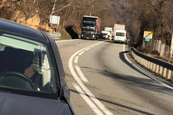 Valea Oltului, blocată duminică dimineață după un accident cu 4 răniți