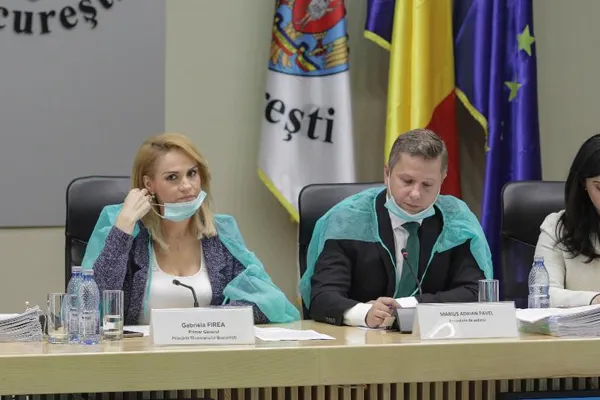 Primarul și consilierii genarali ai PSD, cu halate și măști la ședința CGMB!  Firea:  Ne protejăm de virușii guvernamentali!