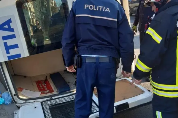 Accident în București. O dubă de Poliție s-a răsturnat după ce a lovit două mașini
