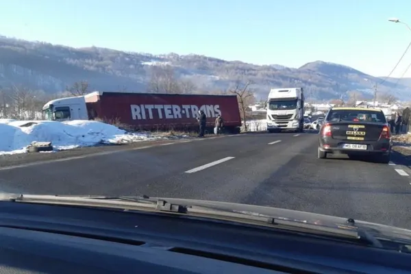 Grav accident între Cluj şi Oradea: un autotren a ajuns în șanț după impactul cu o maşină