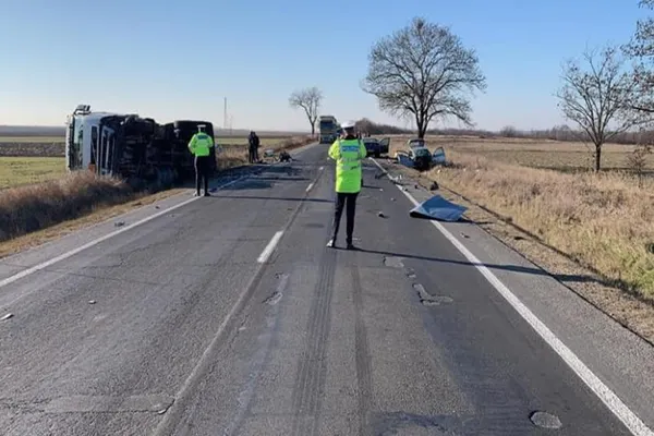 Accident grav în Argeș, cu trei mașini și un TIR implicate. O persoană a murit