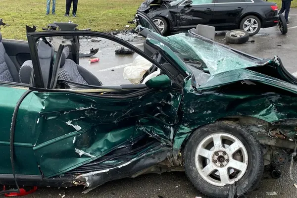 Accident grav! Trei mașini făcute praf într-un accident cu cinci răniți, la Mamaia