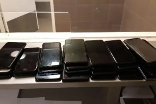 Un român a furat 30 de telefoane în Olanda. Polițiștii au rămas blocați când au văzut unde le ascundea