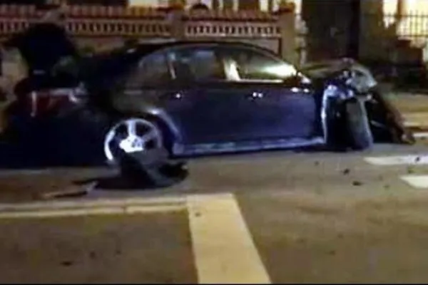 Accident incredibil în Pitești. Un bolid de lux a intrat cu viteză într-un bloc