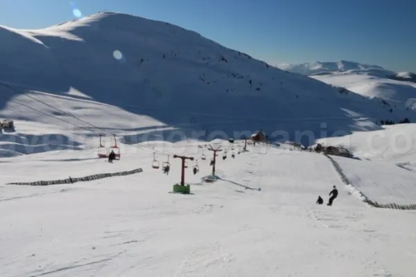 Accident dramatic la schi, la Sinaia. Un copil de 10 ani, lovit de un adult. Are traumatism sever al coloanei