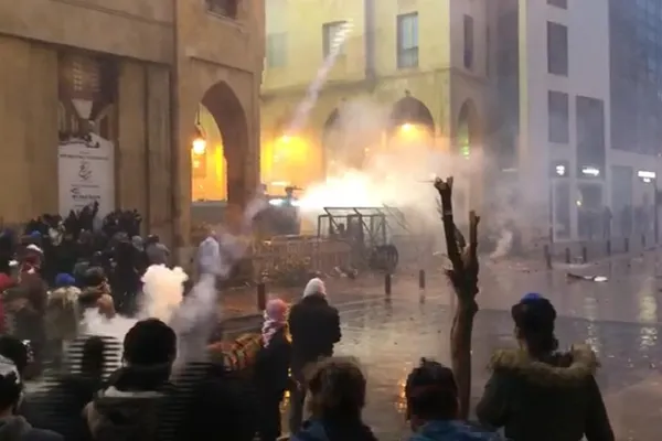 VIDEO Proteste violente în Liban. Gaze lacrimogene, tunuri cu apă contra manifestanților