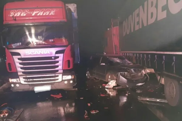 Accident cumplit. Un autoturism a fost lovit de două TIR-uri