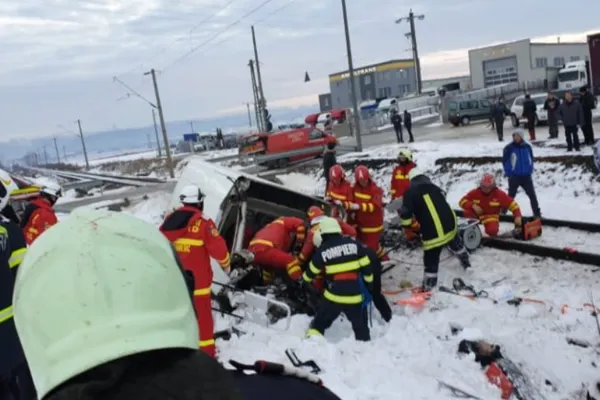 Accident feroviar, în jud. Suceava. Mașină spulberată de TREN: un mort și un rănit
