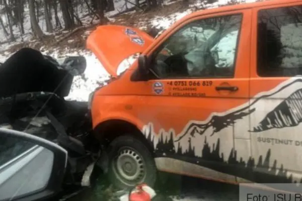 Accident grav, lângă Brașov. Zece persoane au fost rănite