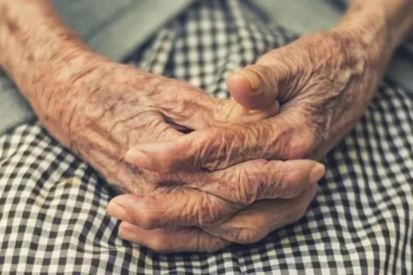 Seniorii României, în luptă cu sărăcia și facturile uriașe - Mesajul emoționant al unei pensionare pentru Raluca Turcan: „O rog din suflet...”