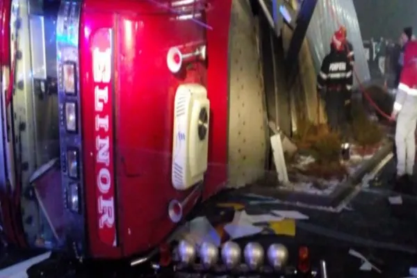 Grav accident în Cluj! Un autotren care transporta porci s-a răsturnat