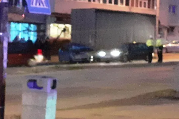 Accident în Slatina. Șapte mașini au fost avariate de remorca unui tir