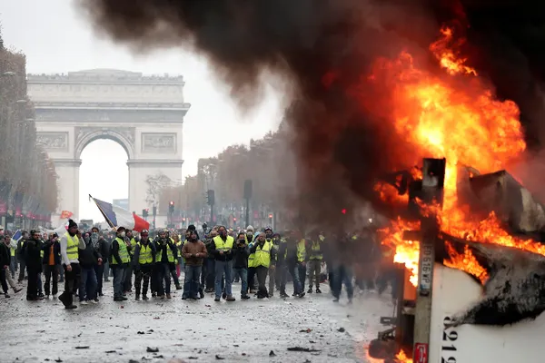 Noi violențe la Paris, în timpul protestelor împotriva reformei pensiilor. Poliția a folosit gazele lacrimogene