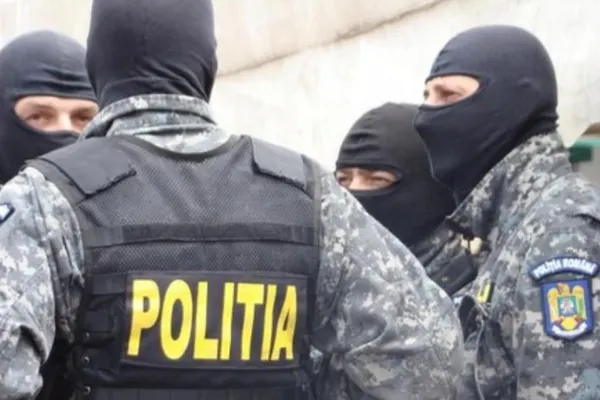 Percheziții de amploare la un traficant de droguri. Ce au descoperit polițiștii în locuința sa