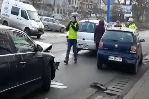 Accident în lanț, în Suceava: 2 victime, 4 mașini distruse