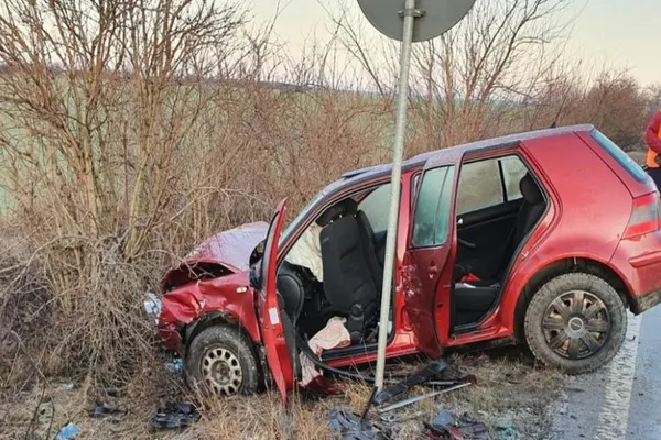 Accident cumplit, în jud. Timiș: 2 morți, 5 răniți, după un impact violent între două mașini