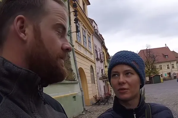 VIDEO - 2 turisti straini, socati de Romania: 'Am vrut sa evitam tara si sa mergem prin Ucraina'