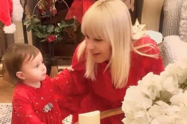Întâlnire emoționantă între Elena Udrea și fiica sa. Udrea și-a văzut copilul pentru prima oară de când este închisă