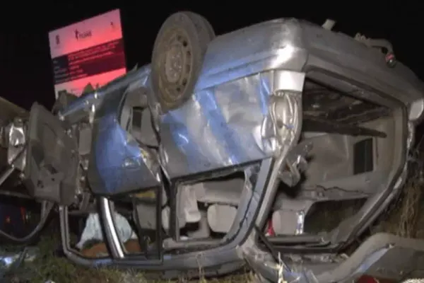 Grav accident într-o intersecție: o mașină s-a răsturnat în șanț