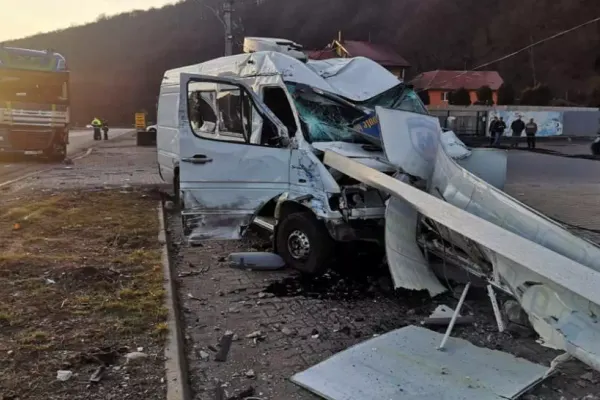 Accident grav între Cluj şi Oradea: doi răniți. Microbuz proiectat în stâlp de un TIR