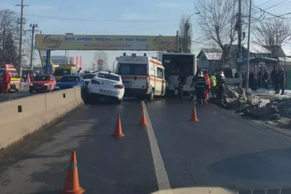 Accident în lanț, lângă Capitală. Sunt implicate o ambulanță, un autobuz STB și un autoturism: 5 victime