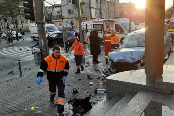 Panică la Baia Mare! Maşină proiectată pe trotuar, în pietoni: 6 victime
