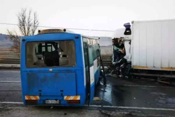 Grav accident, cu un mort şi 7 răniţi, în jud. Bistrița-Năsăud. Un autobuz s-a ciocnit cu un autotren
