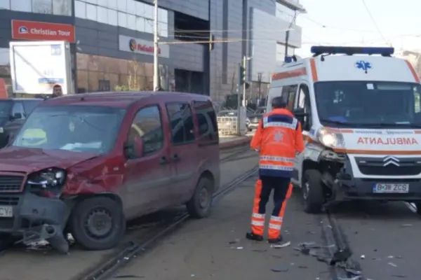 Ambulanță implicată într-un accident în sudul Capitalei. Circulația tramvaielor blocată