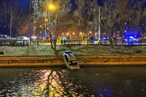 Accident în Cluj-Napoca: un şofer a căzut cu maşina în Someş