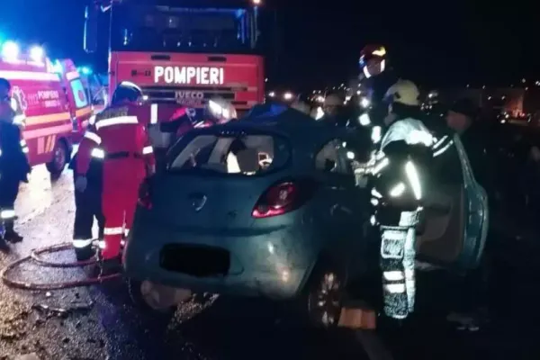 Accident grav, în jud. Mureș. Mașină spulberată de un TIR cu lemne: un mort