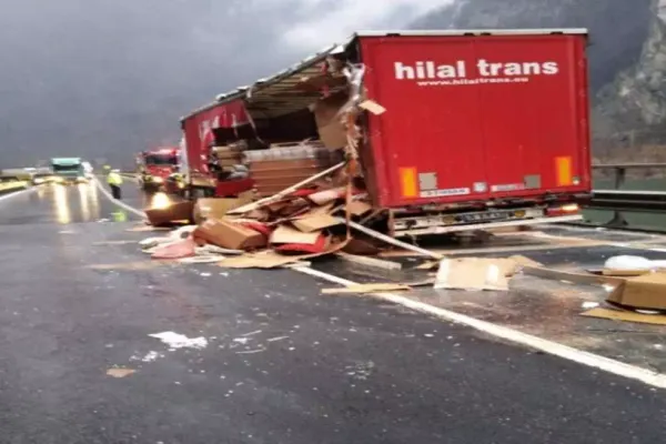 Accident cumplit pe Valea Oltului! Șoferul a rămas încarcerat