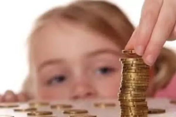 Guvernul atacă la CCR dublarea alocațiilor copiilor