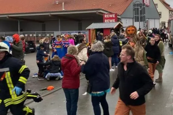 Primele IMAGINI! Atac în Germania: O mașină a intrat în mulțime în timpul unui carnaval. Cel puțin 18 răniți