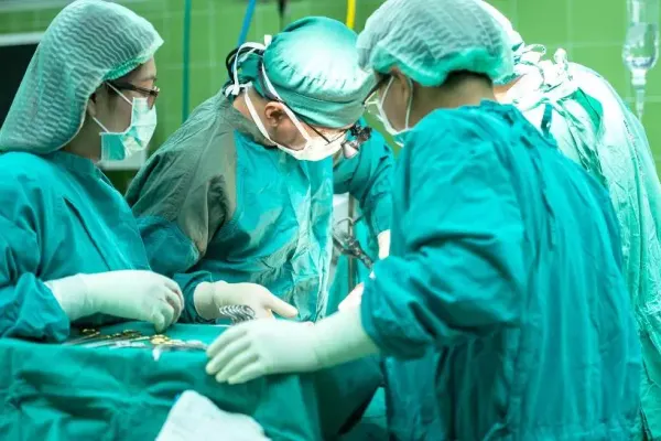 Noi măsuri în Sănătate: servicii medicale pentru toți bolnavii de COVID, asigurați și neasigurați