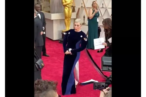 Oscar 2020 - Accident pe covorul rosu - Rochia unei actrite, calcata in picioare
