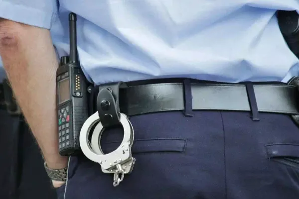 Polițiști bătuți cu propriul baston de un bărbat agresiv! Imagini șocante - VIDEO