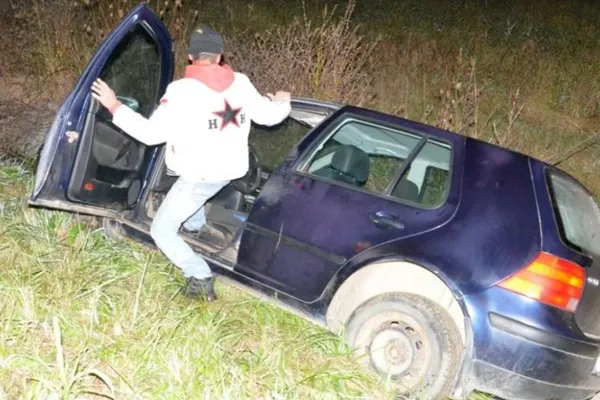Polițiștii au vrut să îl ajute să scoată mașina din șanț, dar ce-a urmat i-a lăsat fără cuvinte