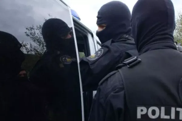 Percheziţii de amploare la persoane bănuite de înşelăciune. Polițiștii au reținut o femeie și un bărbat