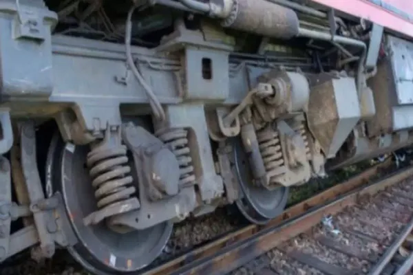 Accident feroviar grav, în jud. Sibiu: un tren cu călători a deraiat