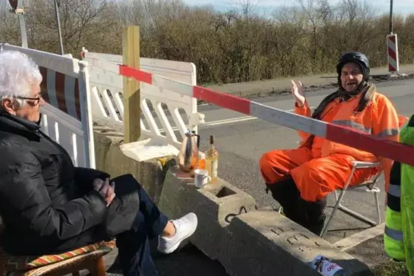 O femeie de 85 de ani din Danemarca și un bărbat de 89 de ani din Germania se întâlnesc zilnic la o frontieră închisă
