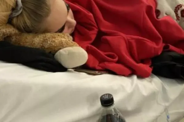 Povestea tulburătoare a copilei de 16 ani prinsă în corpul unei bătrâne de 80. O boală cumplită îi macină trupul