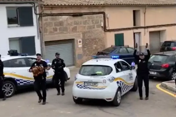 Coronavirus. MESAJ VIRAL Polițiștii spanioli cântă și dansează pentru cei izolați în case
