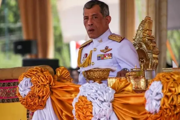 Regele Thailandei a închiriat un întreg hotel din Germania unde s-a autoizolat împreună cu 20 de femei