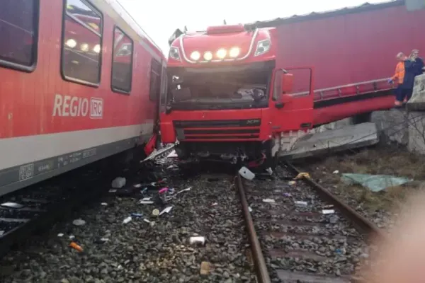 Grav accident în judeţul Cluj! Impact între un tren, un TIR şi un autoturism