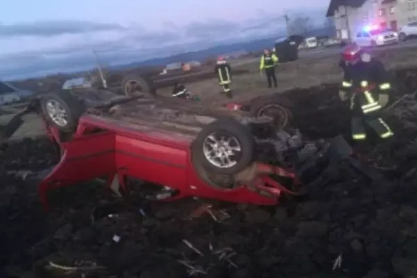 Accident grav, în jud. Suceava: două victime, după ce mașina s-a răsturnat