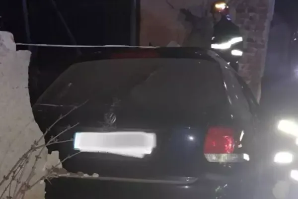 Accident grav, pe DN1, la Viștea de Jos: un mort și 2 răniți, după ce au intrat cu mașina într-o casă