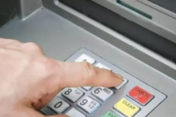 Bancomat aruncat în aer, în jud. Covasna. Hoții, prinși în flagrant de polițiști